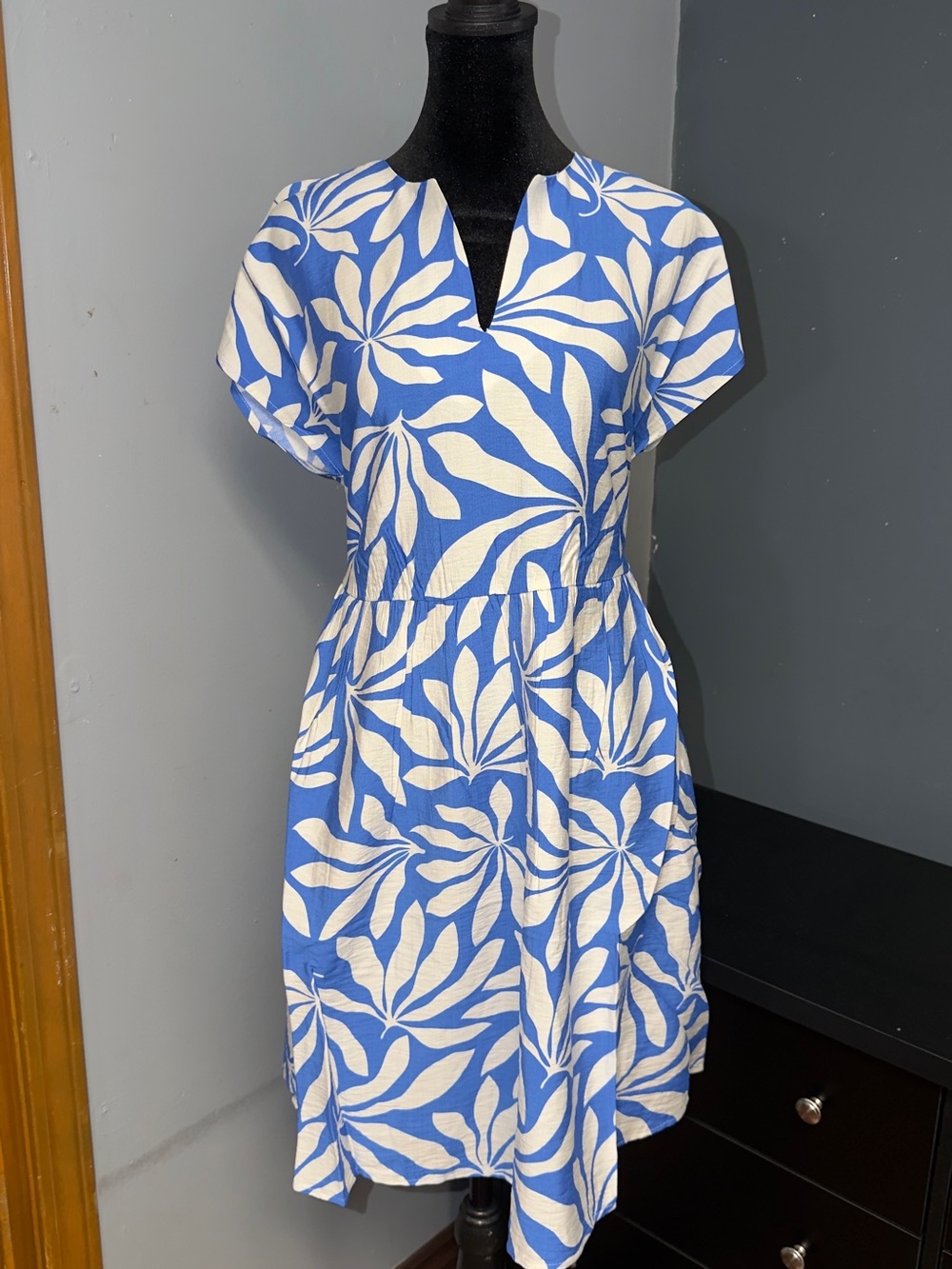 Blue and White Leaf-Print Midi Dress with Notch Neck